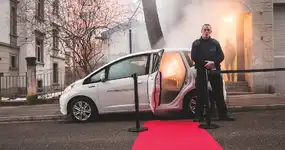 Emma & Söhne machen Disco im Auto